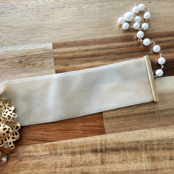 Vintage Victorian Revival Wide White Velvet Choker with Statement Cameo - Picture 6 of 11
